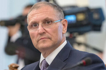 вице губернатор петербурга подал в отставку