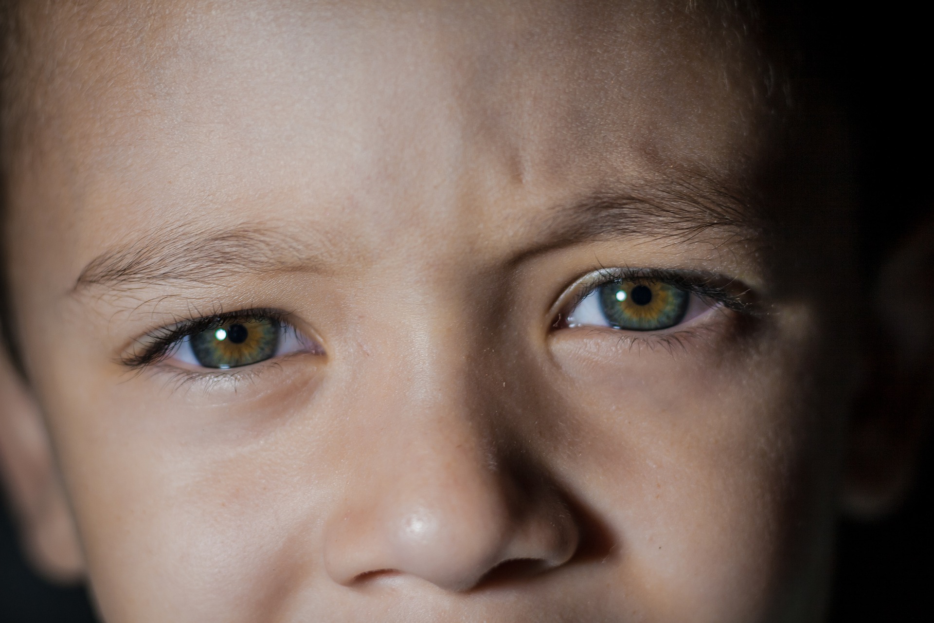 Похож на отца глазами. Детские глаза. Глаза мальчика. Карие глаза мальчика. Серо голубые глаза у ребенка.