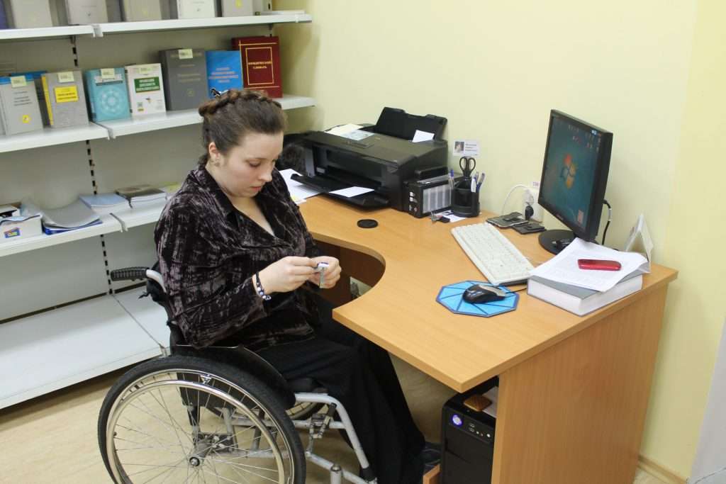 Работа инвалиду рабочая группа. Рабочие места для инвалидов. Рабочее место для людей с ограниченными возможностями. Центр инвалидов. Трудоустройство инвалидов.