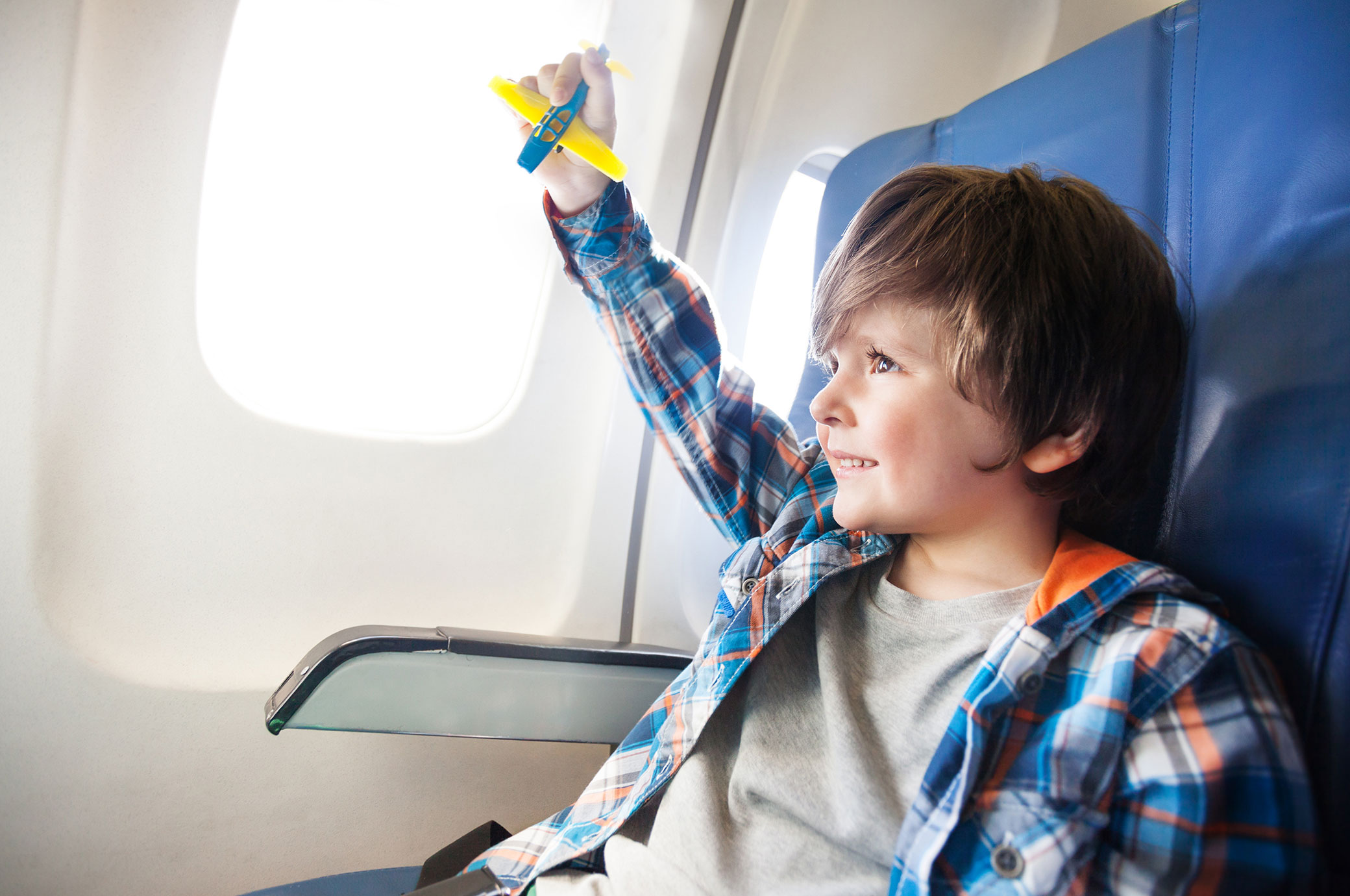 Дети на борту самолета. Самолет для детей. Для мальчиков самолёты. Путешествие на самолете для детей. Дети путешествуют.