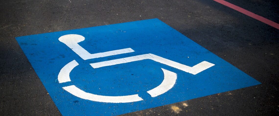 инвалид паркуется везде