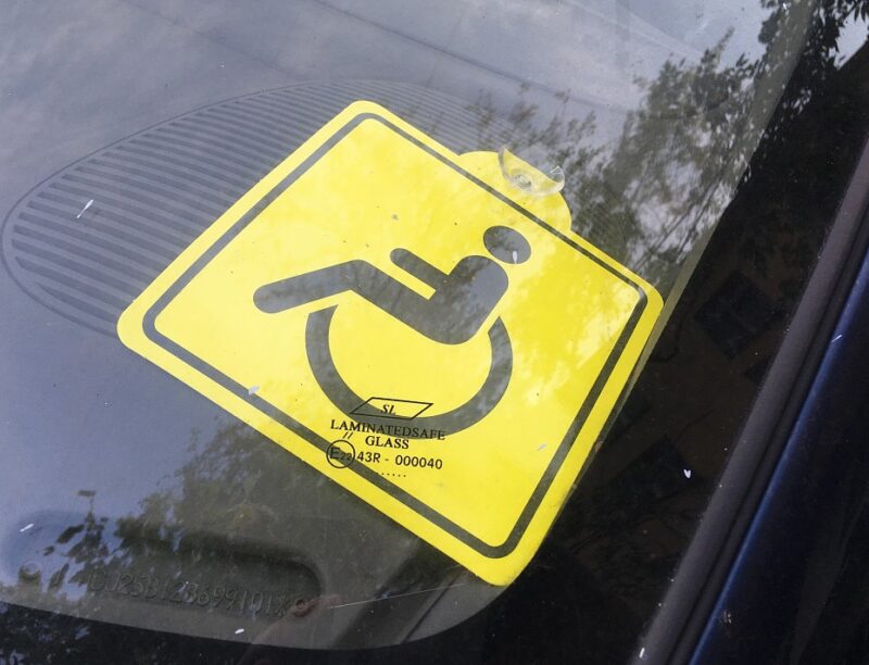 знак инвалид на автомобиле